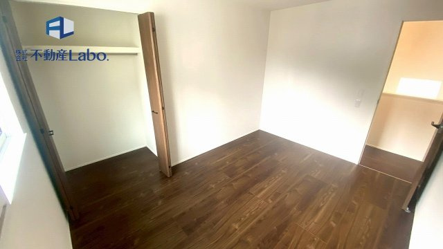 ●洋室●　衣類や小物をまとめて収納できる便利なクローゼット付き♪