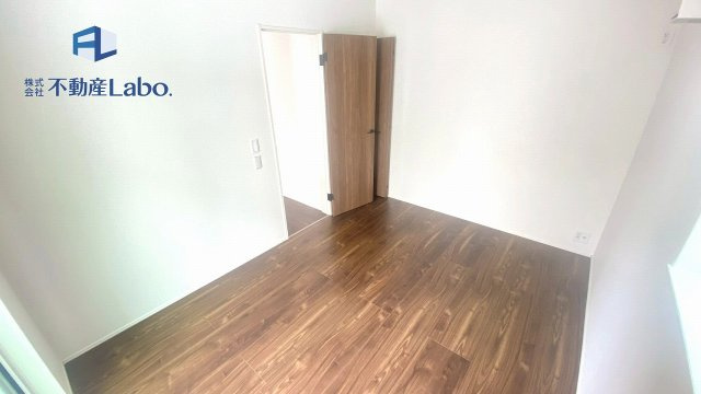 ●洋室●　ゲストルーム、書斎、趣味部屋、子供部屋など多用途に使用できる居室♪フローリングと白い壁紙のため家具や装飾のテイストを選ばないため、幅広く対応できます♪