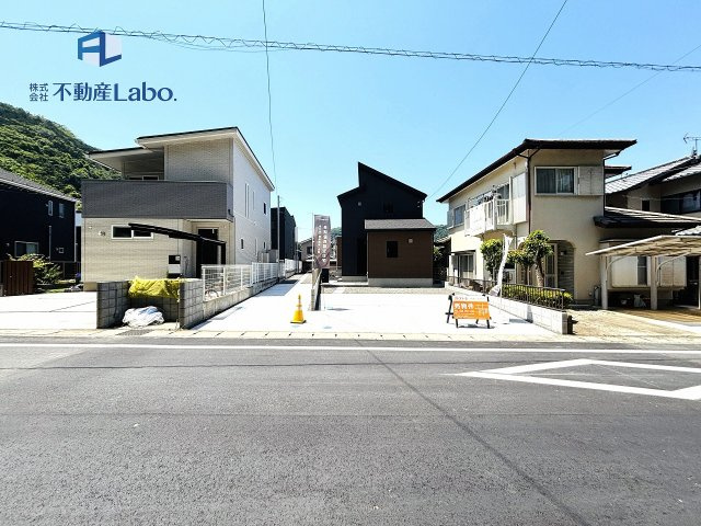 ●駐車スペース●　2台以上駐車可能♪　並列駐車のため、車の出し入れが楽々♪