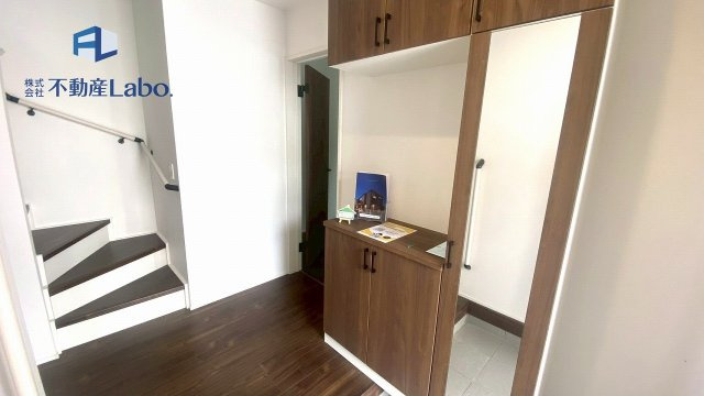 ●玄関ホール●　玄関は、住まいの「第一印象」を決める大事な空間。だからこそ広さ、採光、清潔感にこだわった造りとなっております♪　シューズボックスは大容量となっており実用性を兼ねそろえた玄関♪
