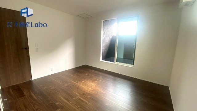 ●主寝室●　広々とした主寝室は2面採光を採用しており、光と風をたっぷりとりこめ、明るく落ち着ける空間。全ての窓に複層ガラスが採用されており、断熱性能が高いため全居室快適に生活ができます♪