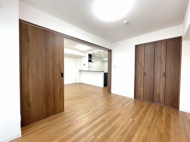 LD横の洋室は、扉を開けて解放感ある空間に。　