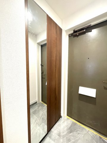 大きな鏡のついた玄関で、お出かけ前の身だしなみチェックもバッチリです。　