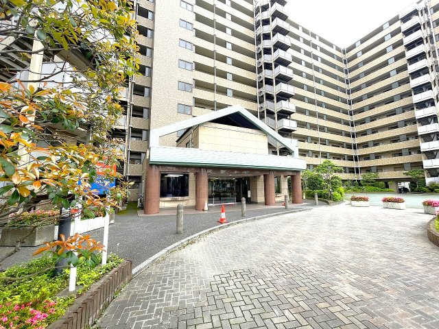 明るく広々としたエントランスが迎えてくれます。　