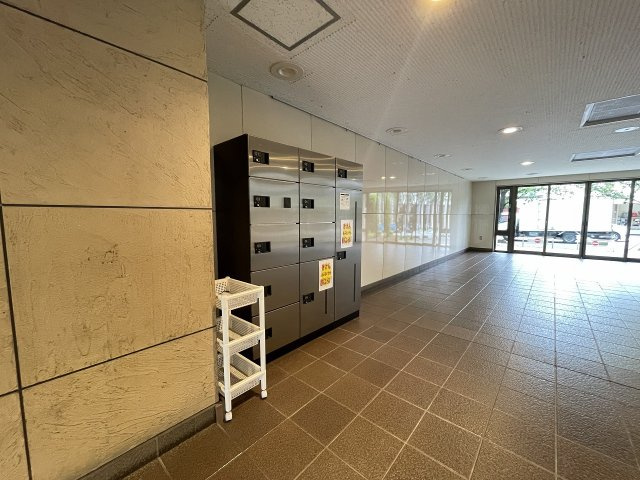 宅配ボックス付きで、忙しい方の荷物受け取りもスマートに。　