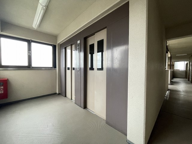 重たい荷物を持っていても、エレベーターがあれば安心です。　