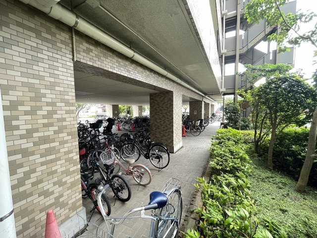 屋根付きの駐輪場で、サビや汚れの心配も不要。　