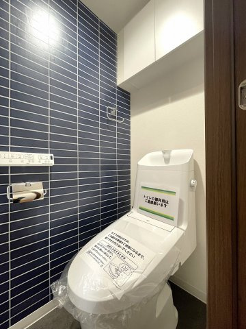 温水洗浄便座付きの清潔感あるトイレは、落ち着いた空間に。　