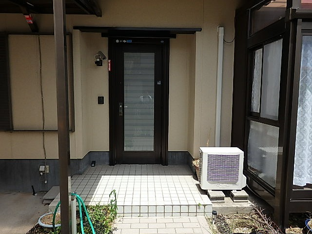 門扉から玄関へのアプローチです。