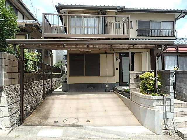 積水ハウスの軽量鉄骨2階建てです。