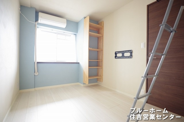 窓側の壁紙にアクセントクロスで明るい雰囲気の室内です！