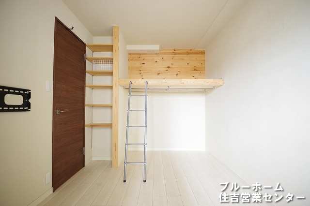 約5帖の洋室です！洋服掛けの上はロフト仕様になってます！