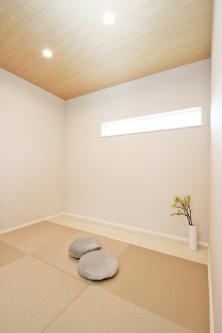 リビング続きのフラットタタミコーナー。圧迫感がなくリビングに開放感が生まれ、又、段差を気にすることなくお子さまも安心して行き来できる◎【プラン例】建物価格1900万円、建物面積94.39？