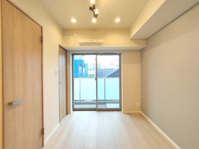 【洋室約4.2帖】　バルコニーに面した明るいお部屋です。陽気に楽しみ、やすらぐ室内。
