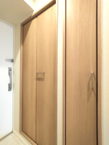 【シューズボックス】　シューズボックスは大容量のハイタイプなので、整理整頓してすっきりとした空間を保つことができそうです。