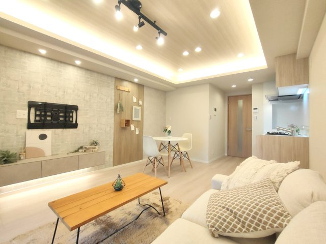 【LDK約11.6帖】　空間の表情を優美に変える、間接照明の設置にも適した装飾が拵えられています。