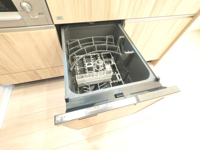 【食器洗浄乾燥機】　食器洗い乾燥機付で食器洗いの日々の煩わしさから解放されます。