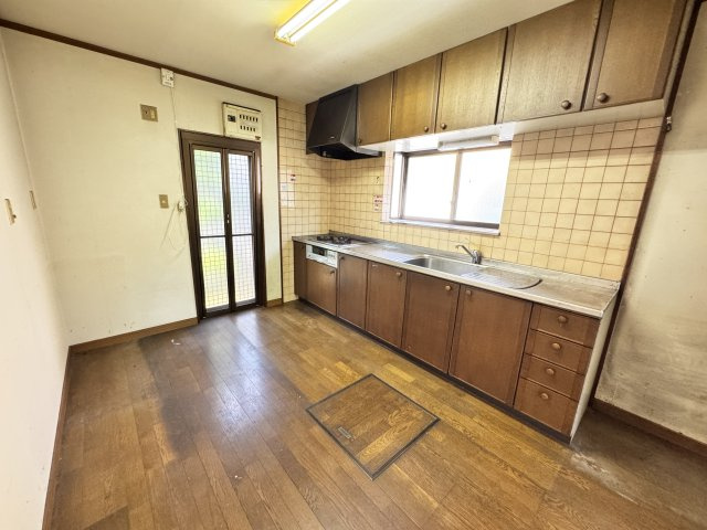 広々としたキッチンスペースは、調理や配膳がしやすいレイアウト。ダイニングと隣接しており、家族との会話を楽しみながら料理ができます。収納も豊富で、キッチン用品をすっきり整理可能。