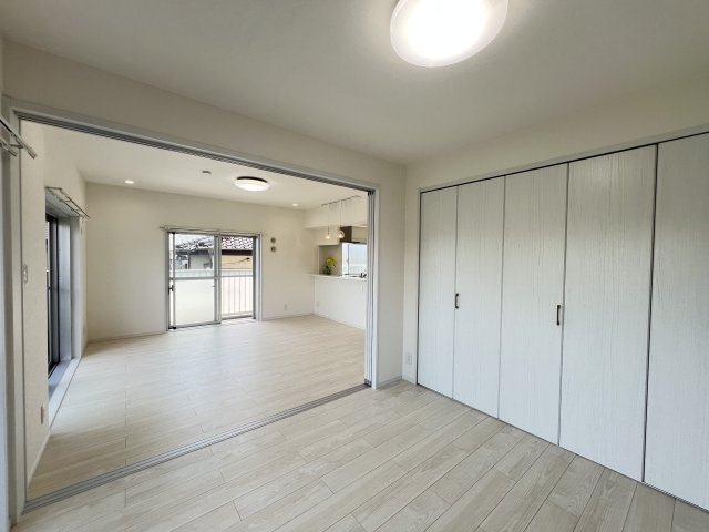 スライドドアを開けることでリビングと洋室で1部屋として活用することも可能です。