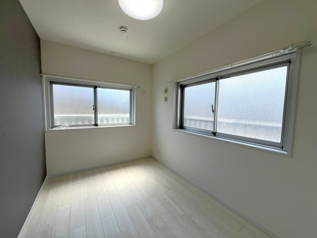 2面採光のお部屋で陽当たり良好となります。