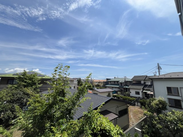 前面に建物がないため陽当たり・通風良好です。