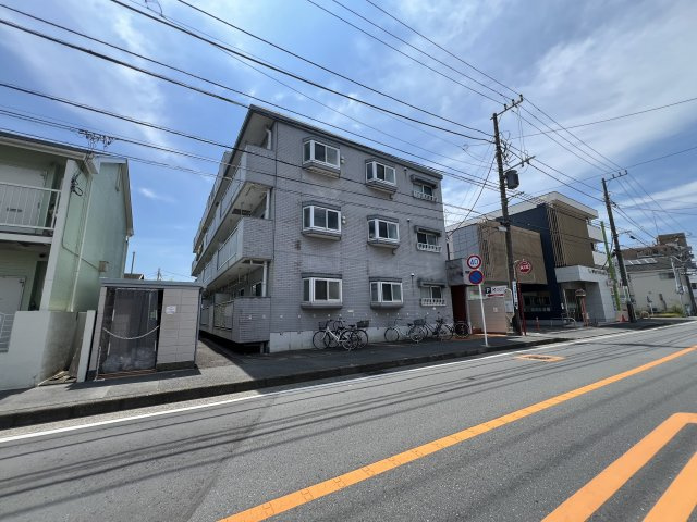 前面道路は交通量が多い道路となります。