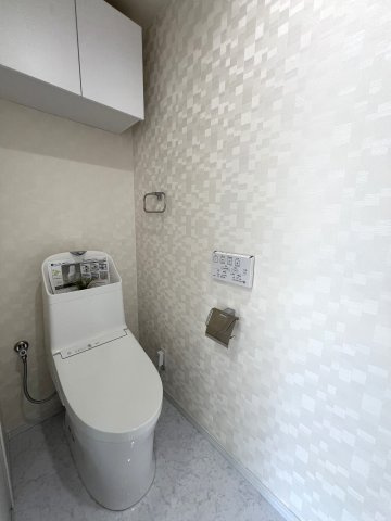 温水洗浄機能付きのトイレとなります。