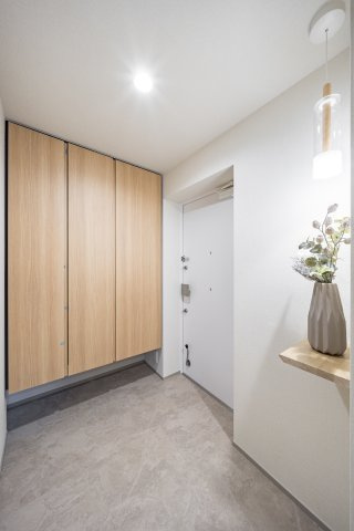 明るさを演出する玄関になります　※小物は含まれません