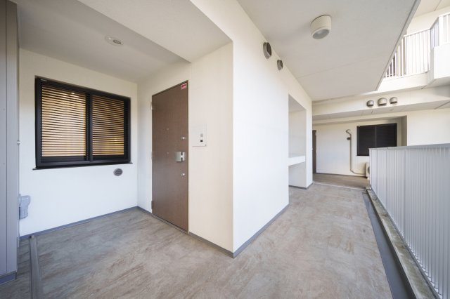 共用廊下側からの玄関