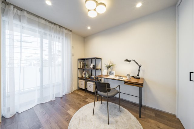 リビング横の約5.0帖の洋室　※家具は含まれません