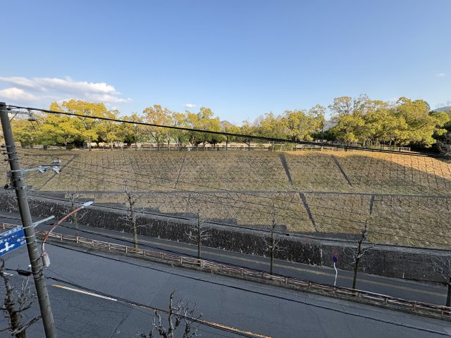 目の前に広がる開放的な景色が魅力で、遮る建物が少なく抜け感のある眺望を楽しめます。自然を感じられる落ち着いた環境で、季節の移ろいを感じながらゆったりとした時間を過ごせます。遠くの景色まで見渡せます。