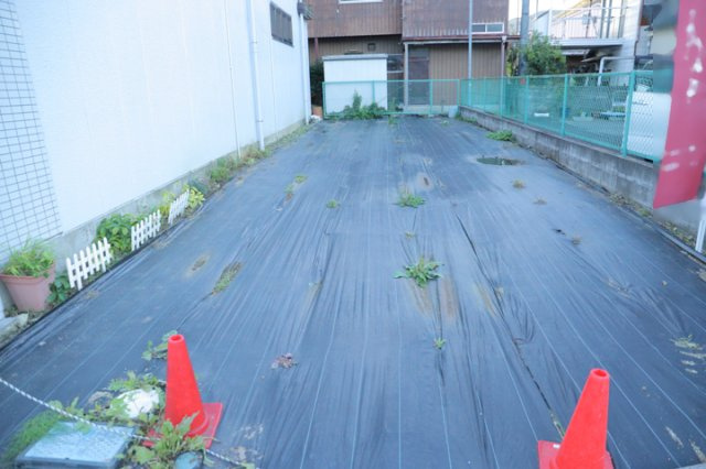 土地の形が極端に長細かったり、狭小地、あるいは道路との高低差がある傾斜地だった場合、後々売ろうとしても買い手がつかない場合もあります。後々、売却することになった時に価値の下がらない土地を選びましょう。