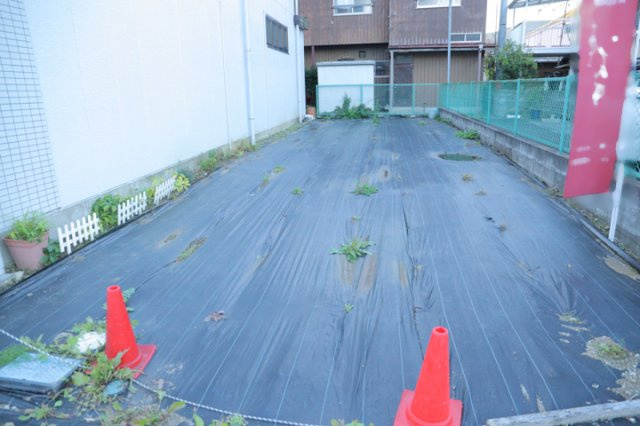 土地の面積＝住宅面積ではありません。建ぺい率の問題などで、土地のある場所によって住宅を建てられる面積は限られています。高さもしかり、「土地」という言葉の中には、建築条件も含まれると考えておきましょう。