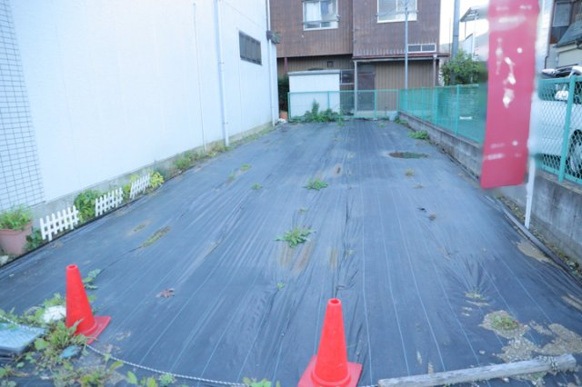 家を建てる場合、方位は要チェックです。現実的に日当たりのよい家ならばリビングは南側、建築基準法でも北側に当たる家への配慮は求められています。土地を見学に行く際は、方位磁針を持って行くようにしましょう。
