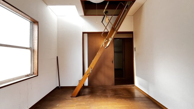 2階洋室です。　屋根裏に続く収納式階段があります。