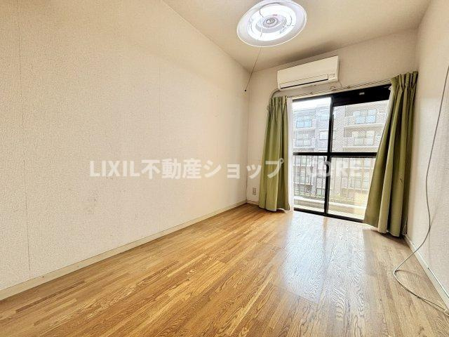 バルコニーに面した大きな窓は、お陽さまの光とさわやかな風をたっぷりとりこめます。