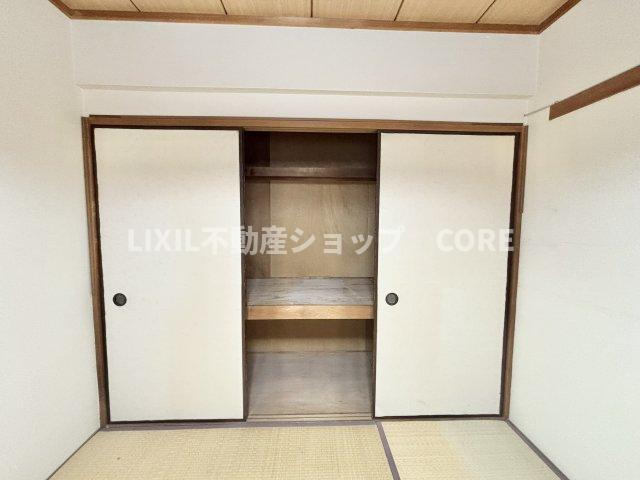奥行きもあるので、収納ボックスをそのまま押入れの中へ。部屋にものが出ずスッキリ。