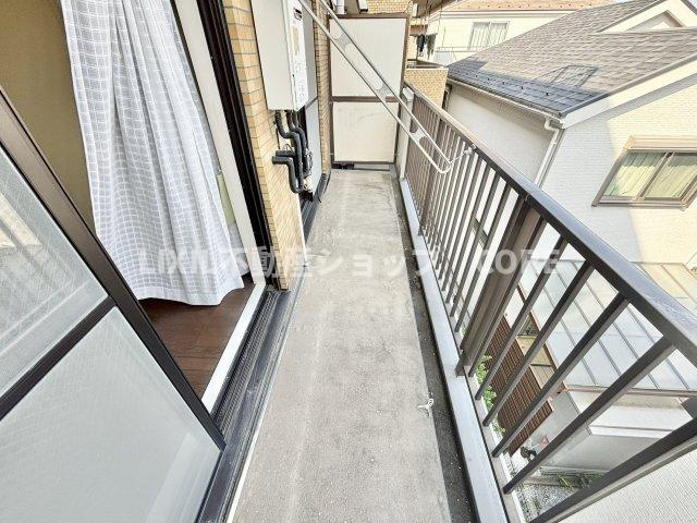 バルコニーは風通しが良く、日中は日当たりも良好です。洗濯物やお布団をたくさん干せます。