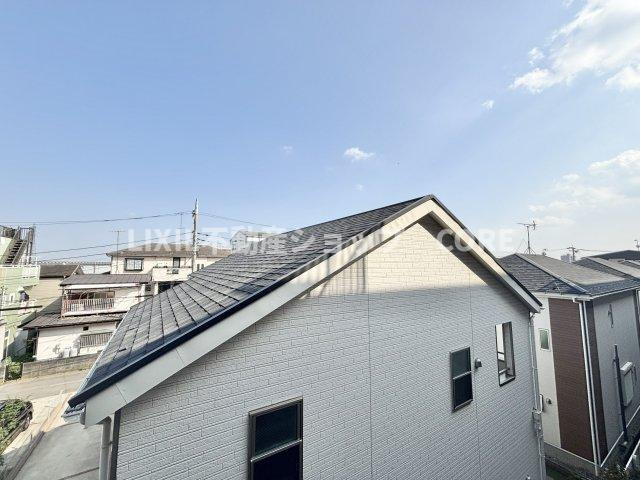 気持ちのいい空が見渡せる広いバルコニー。陽当たりも良く洗濯物やお布団もカラッと乾きそう。