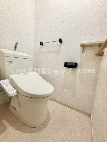見た目もスッキリとしたデザインのトイレには温水洗浄暖房便座付き。