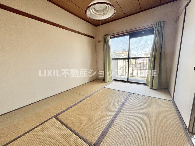 伝統的な日本情緒のある、温かみと落ち着きが感じられる和室です。