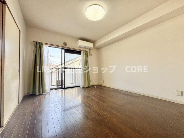 ＬＤＫのメインとなる大きな窓。大きめの開口部から暖かい日差しが長い時間射し込みます。