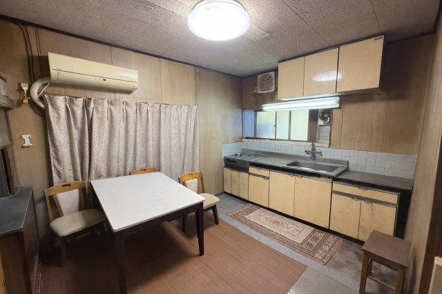 ダイニングキッチンは窓があり、採光と換気を確保しやすい設計。キッチンと食事スペースがひとつの空間にまとまり、コミュニケーションも取りやすい間取りです。動線もシンプルで、調理から配膳までスムーズです。