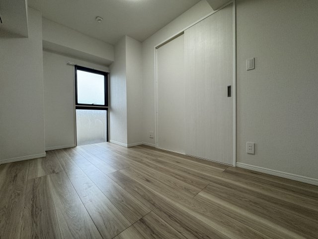 玄関脇　約4．6帖洋室［共用廊下側には上下2面の曇りガラス窓があります。］