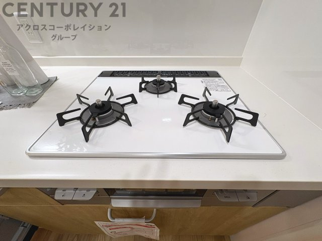 多数の調理器具を同時に使用でき、料理の効率化が可能。省エネで節約になり、様々な料理スタイルに適応できます。また、火力調整が独立しており、手入れや掃除もしやすく、今よりもっとお料理が楽しくなるかも。　