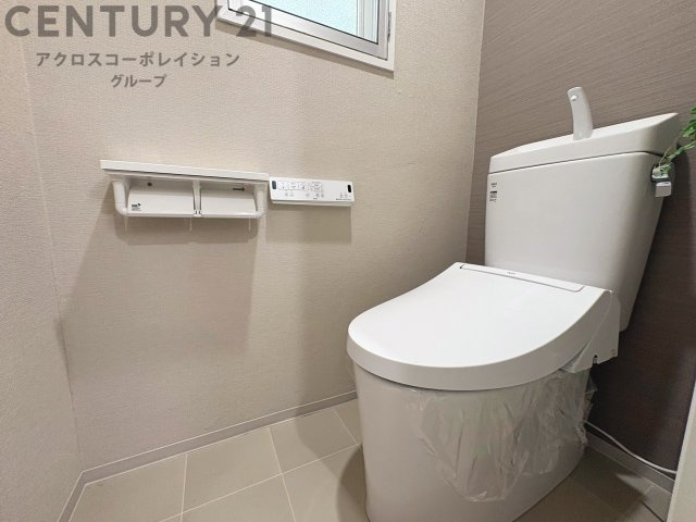 温水洗浄便座付トイレは温水洗浄機能により、暖かい水でおしりを洗浄することができ、冷たい水を使う従来の便座に比べ、温水洗浄機能で暖かいトイレを提供し、快適な使用を可能にします。　