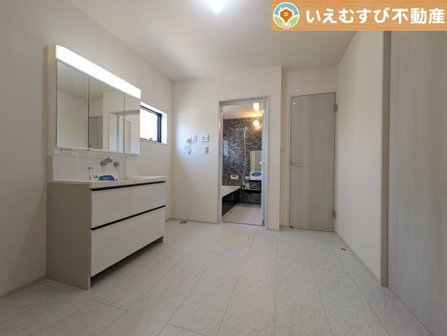 ゆとりの広さの洗面室　洗濯機を置いても余裕のある広さ！家事をするにも身支度するにも便利な広さですね！