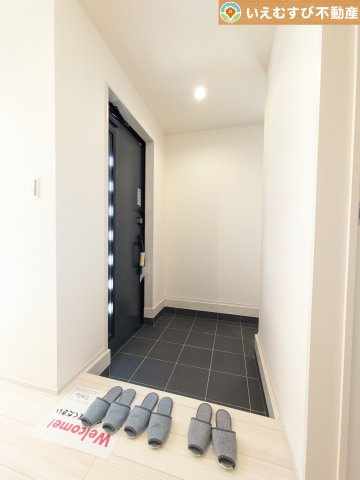 大容量のシューズボックス、便利な土間収納付き　収納力のある土間収納付きなのでベビーカーやお子様の遊び道具なども置いておけます♪