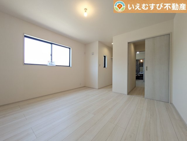 ぬくもりのある色合いでシンプルな洋室　日当り良好で明るい洋室！大容量のウォークインクローゼット付き♪