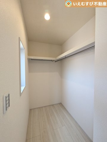 たっぷりの収納力を備えたウォークインクローゼット　たくさん収納できるので季節物やかさばるバッグなども片付きます♪